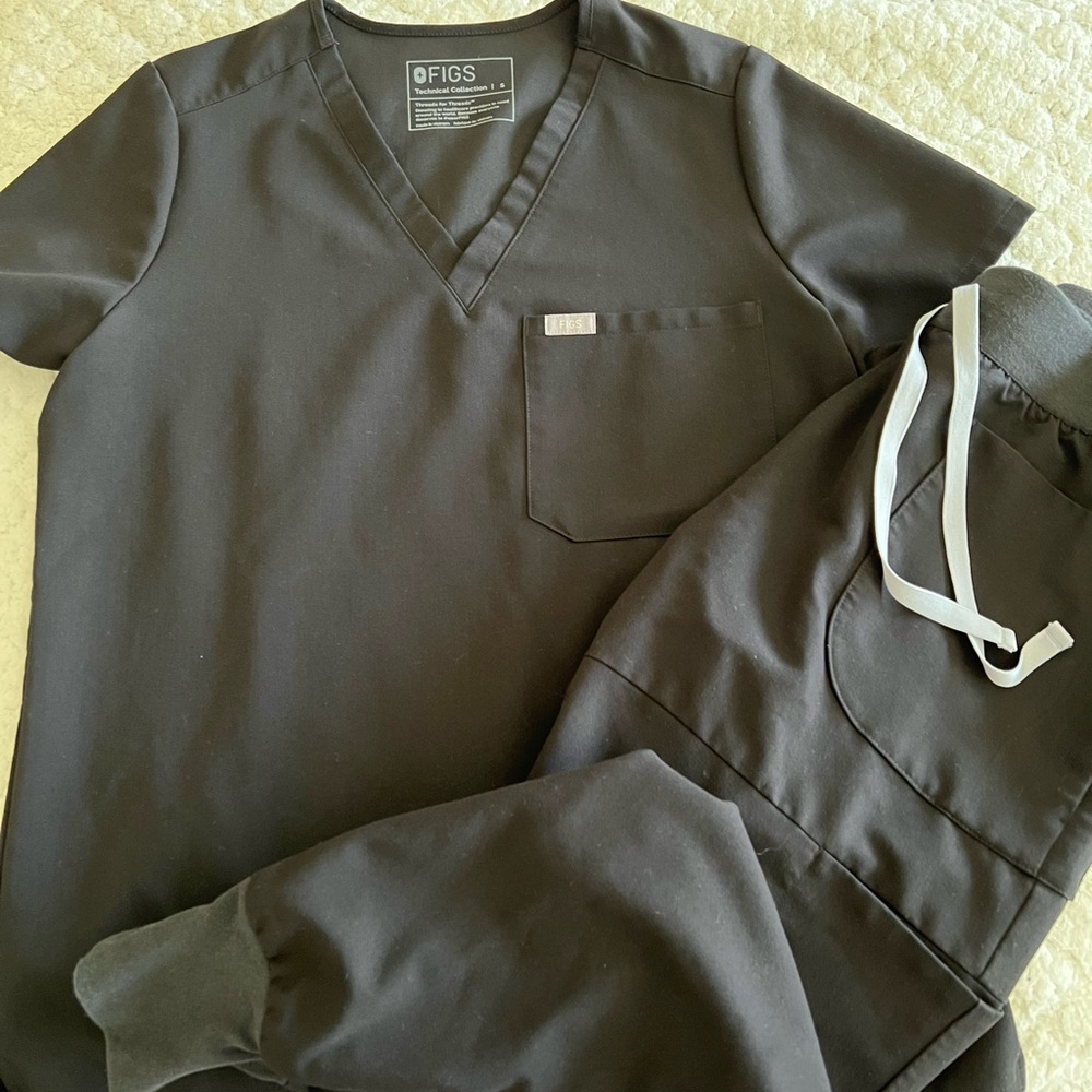Figs Nepal scrub set in black. Size petite small